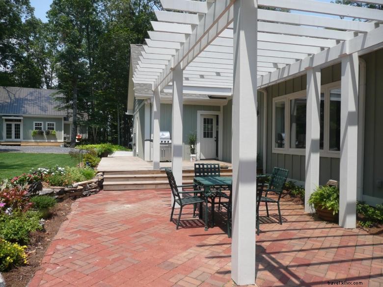 Sage Cottage: Elegant Home with Modern Kitchen & Scenic Deck