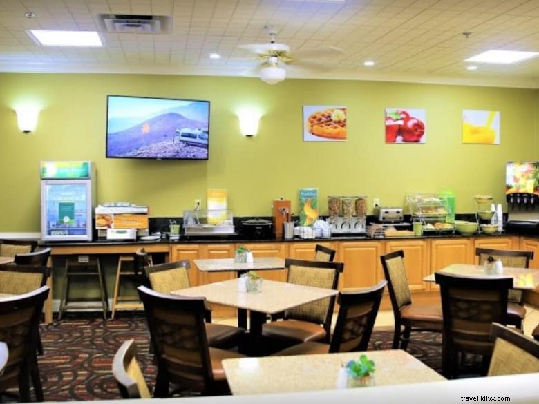 Quality Inn Fayetteville – Comfortable Stay Near Historic Downtown Square