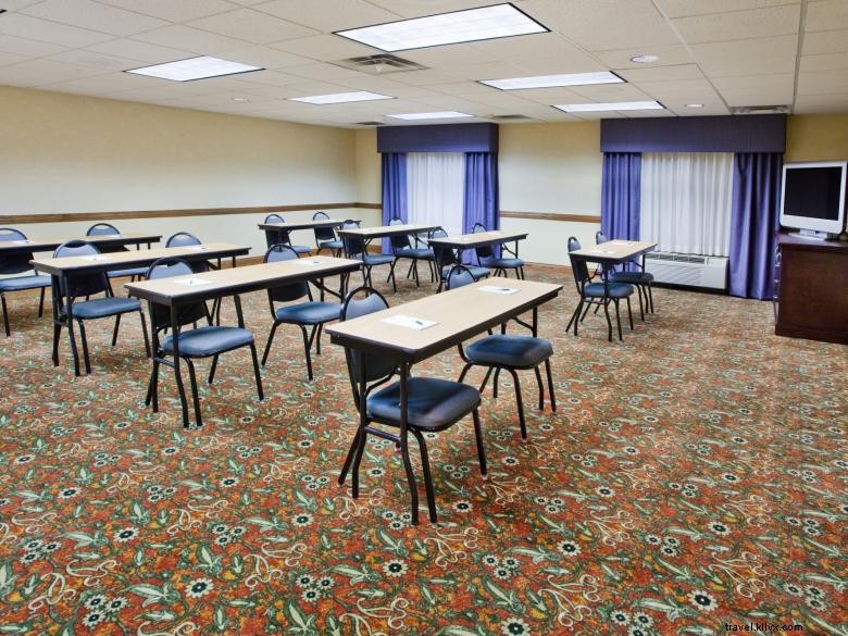 Country Inn & Suites by Radisson Columbus – Comfortable Stay with Complimentary Breakfast