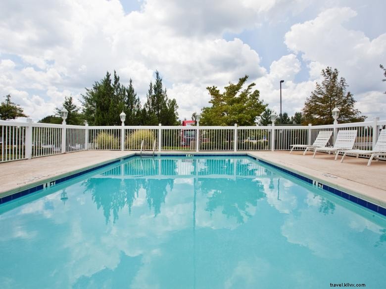 Country Inn & Suites by Radisson Columbus – Comfortable Stay with Complimentary Breakfast