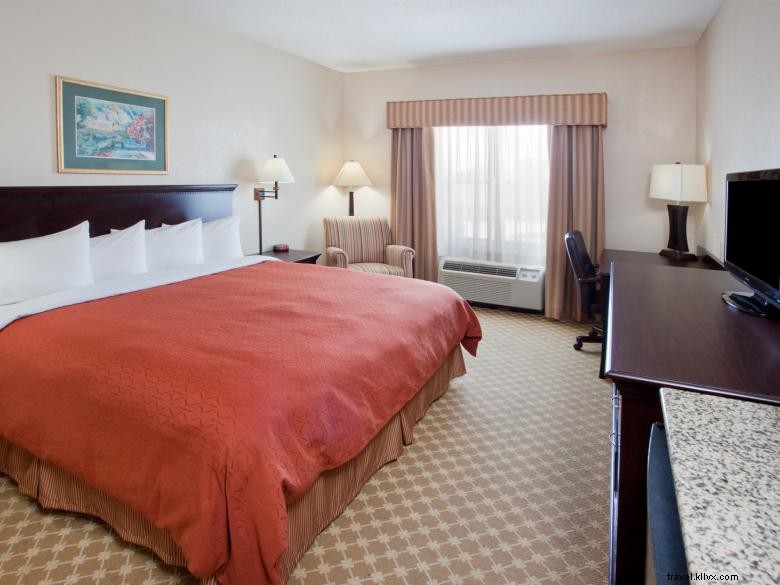 Country Inn & Suites by Radisson Columbus – Comfortable Stay with Complimentary Breakfast