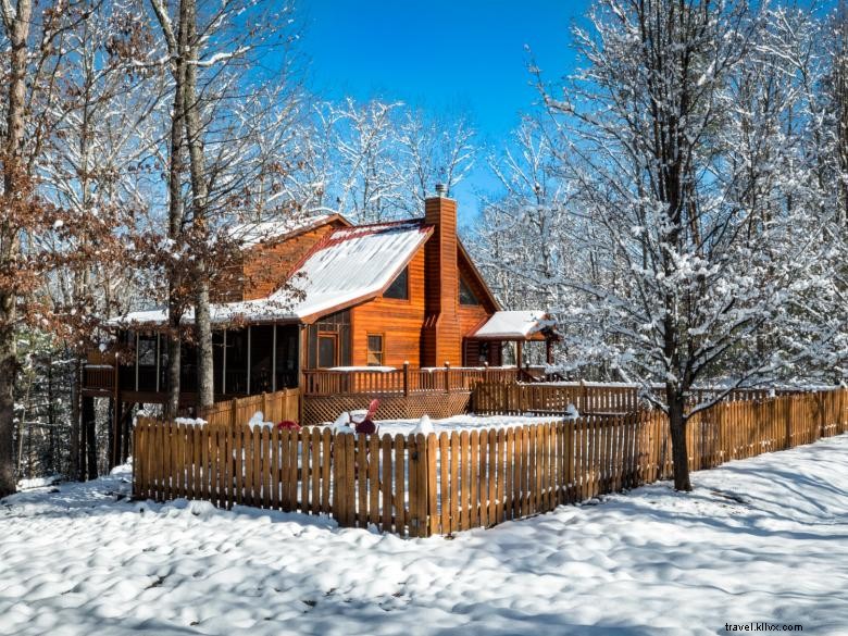 Mountain Hideaway Cabin – Cozy Retreat with Hot Tub & Stunning Winter Views