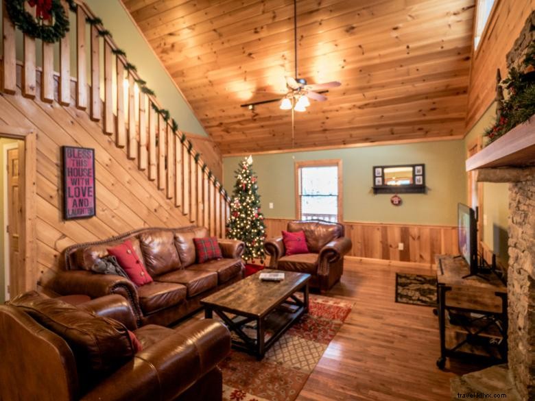 Mountain Hideaway Cabin – Cozy Retreat with Hot Tub & Stunning Winter Views