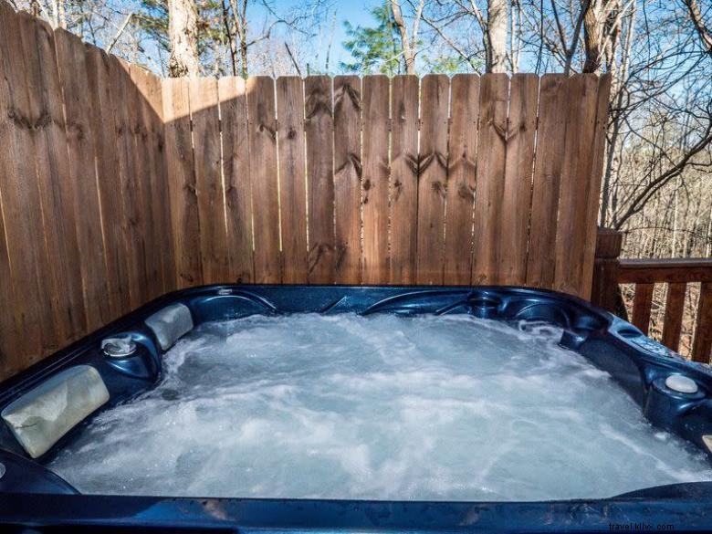 Mountain Hideaway Cabin – Cozy Retreat with Hot Tub & Stunning Winter Views