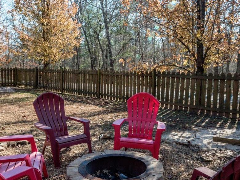 Mountain Hideaway Cabin – Cozy Retreat with Hot Tub & Stunning Winter Views