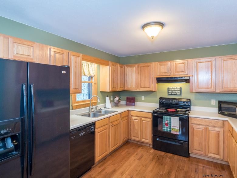 Mountain Hideaway Cabin – Cozy Retreat with Hot Tub & Stunning Winter Views