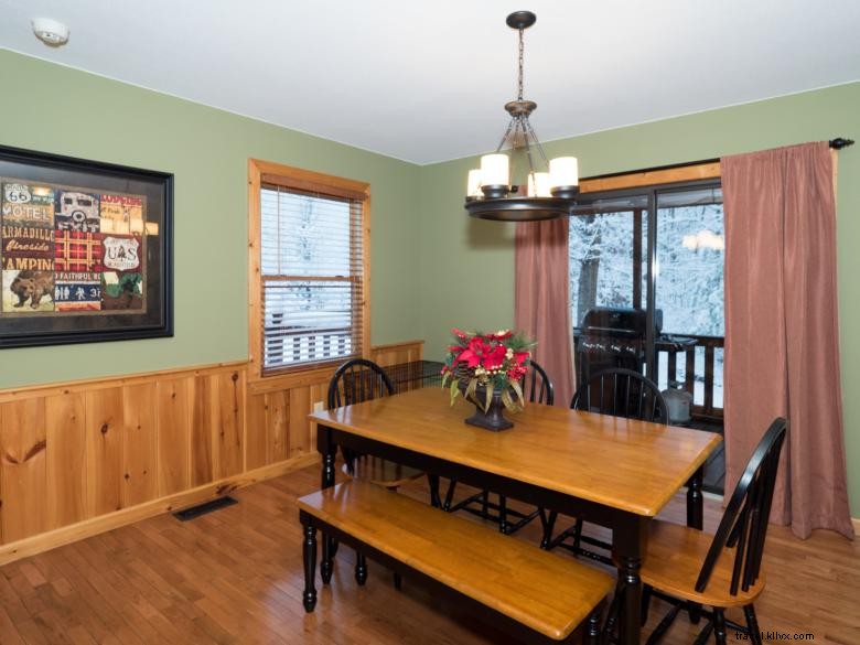 Mountain Hideaway Cabin – Cozy Retreat with Hot Tub & Stunning Winter Views