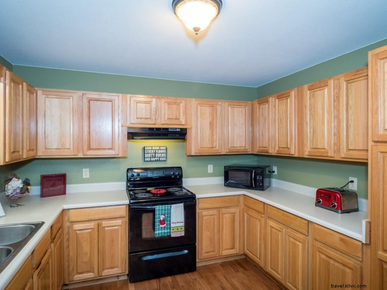 Mountain Hideaway Cabin – Cozy Retreat with Hot Tub & Stunning Winter Views