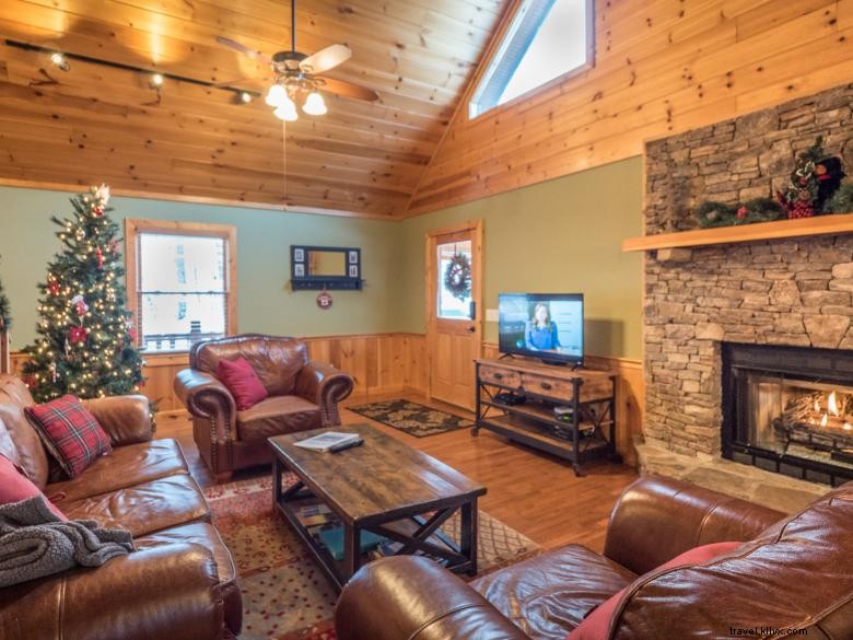 Mountain Hideaway Cabin – Cozy Retreat with Hot Tub & Stunning Winter Views