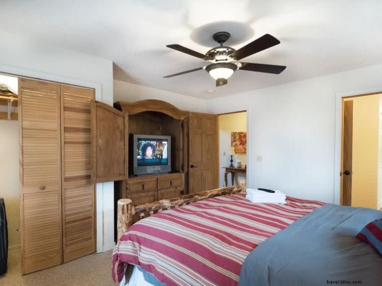 Mountain Hideaway Cabin – Cozy Retreat with Hot Tub & Stunning Winter Views