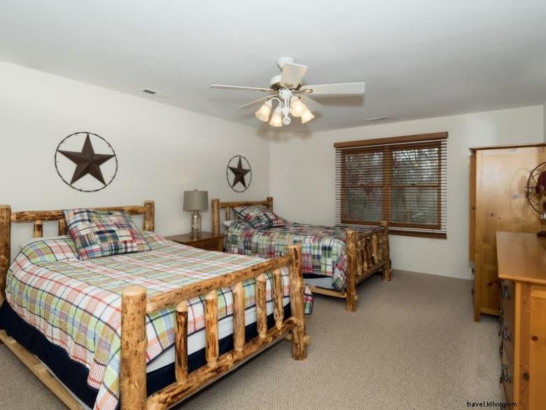 Mountain Hideaway Cabin – Cozy Retreat with Hot Tub & Stunning Winter Views