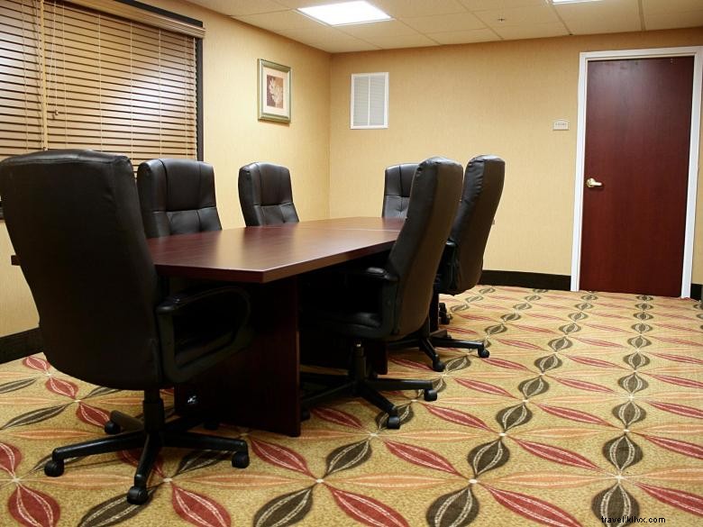 Comfort Suites Rome – Luxury Hotel with Indoor Pool & Meeting Spaces