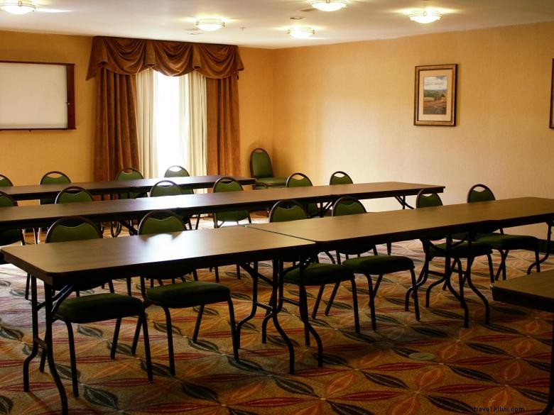 Comfort Suites Rome – Luxury Hotel with Indoor Pool & Meeting Spaces