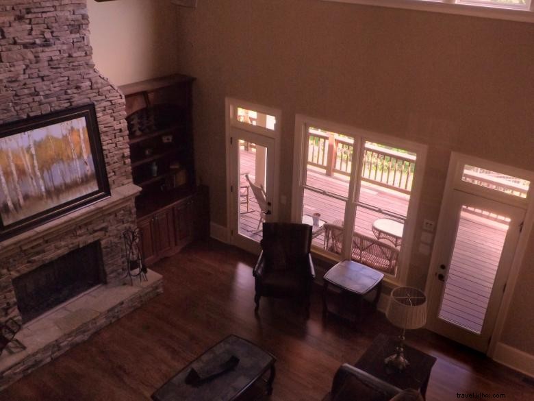 Two Sisters Mountain Escape: Premium Retreat with Salt Water Pool & Media Room