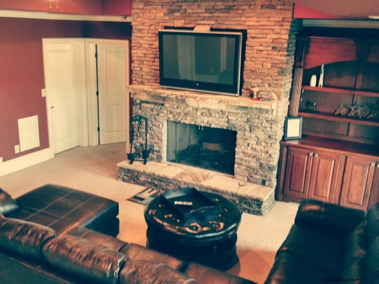 Two Sisters Mountain Escape: Premium Retreat with Salt Water Pool & Media Room