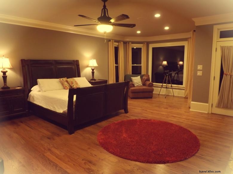 Two Sisters Mountain Escape: Premium Retreat with Salt Water Pool & Media Room