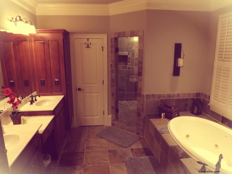 Two Sisters Mountain Escape: Premium Retreat with Salt Water Pool & Media Room