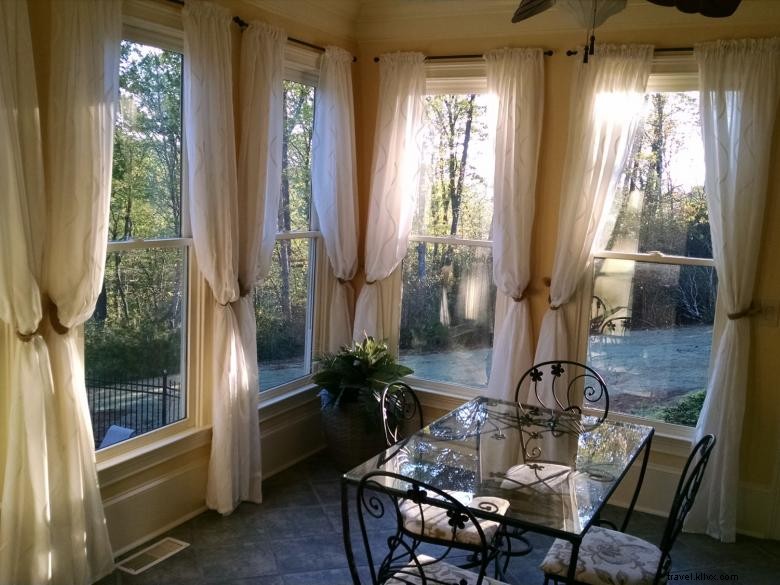 Two Sisters Mountain Escape: Premium Retreat with Salt Water Pool & Media Room