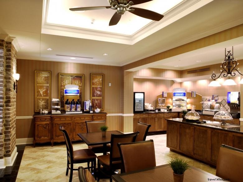 Holiday Inn Express Savannah Historic District – Comfortable & Convenient Stay