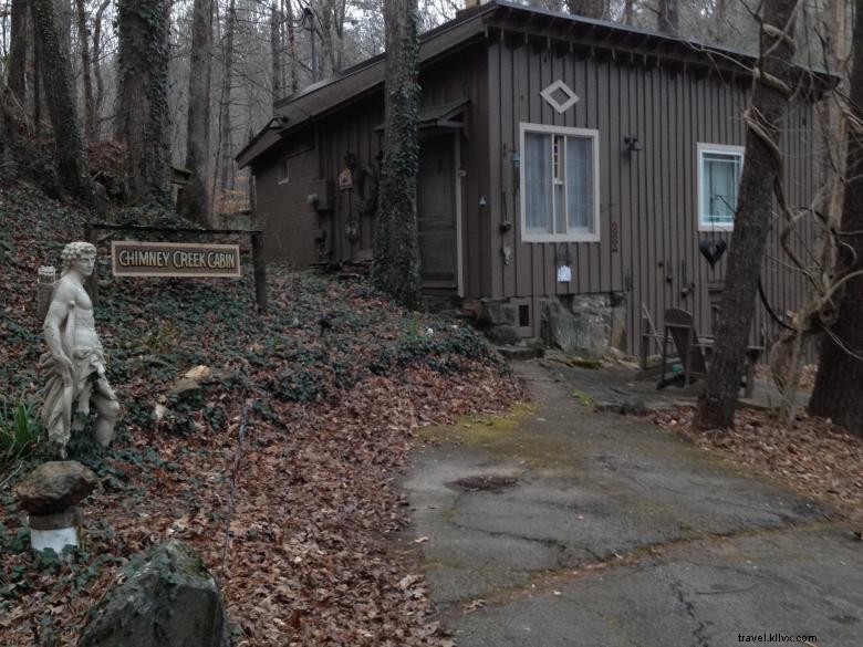 Chimney Creek Cabin: Cozy Rustic Retreat by the River