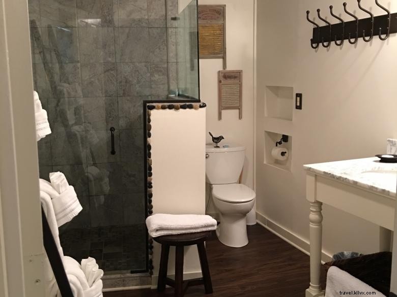 Chimney Creek Cabin: Cozy Rustic Retreat by the River