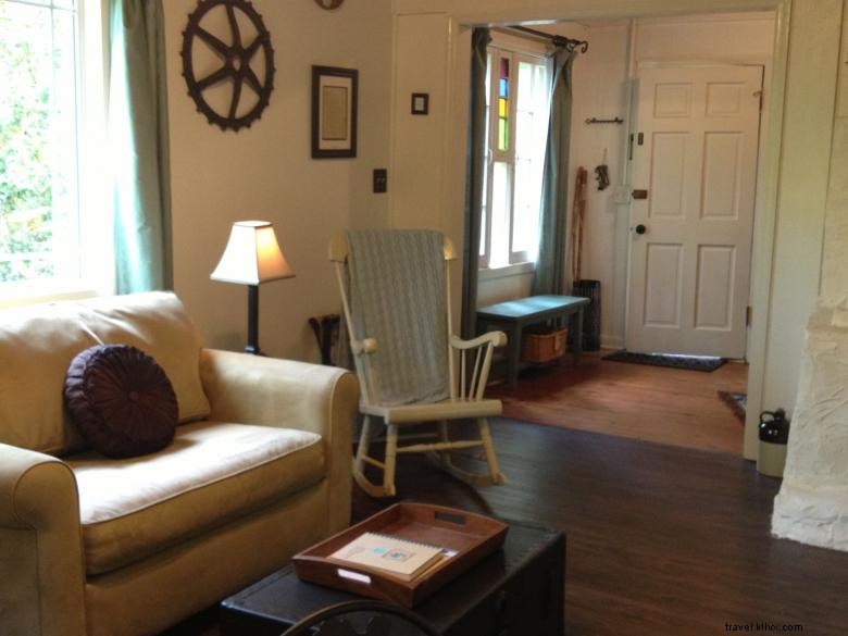 Chimney Creek Cabin: Cozy Rustic Retreat by the River