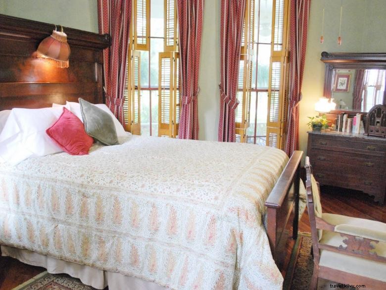 The Brady Inn – Cozy Retreat with Hammock & Southern Charm