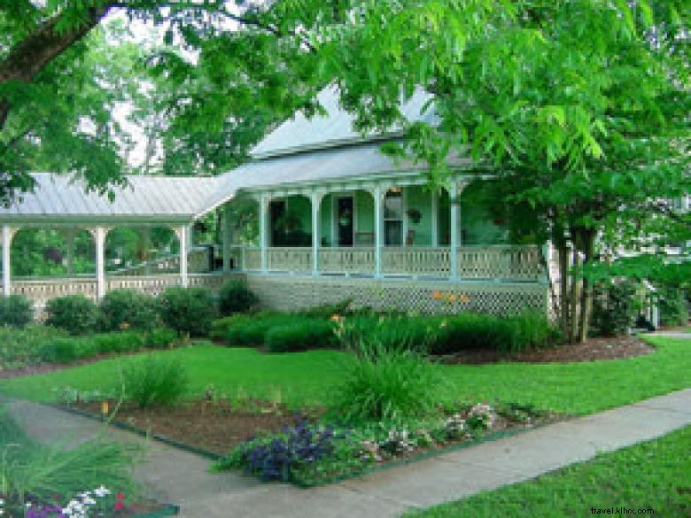 The Brady Inn – Cozy Retreat with Hammock & Southern Charm