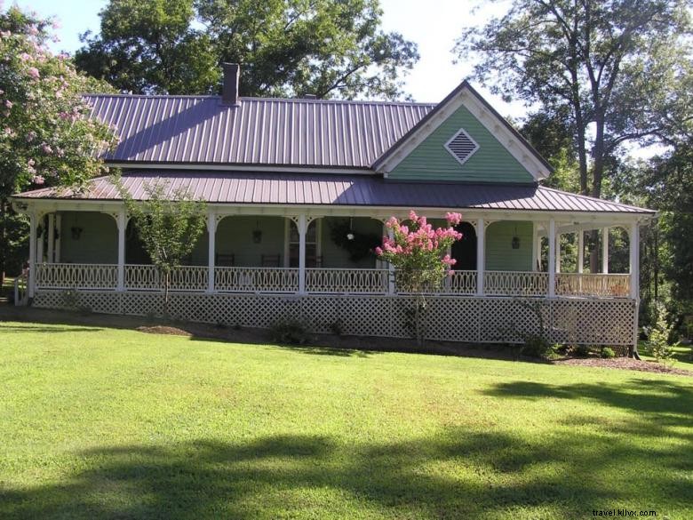 The Brady Inn – Cozy Retreat with Hammock & Southern Charm