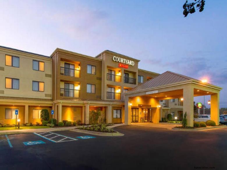 Courtyard Albany: Elegant Living Spaces & Premium Amenities