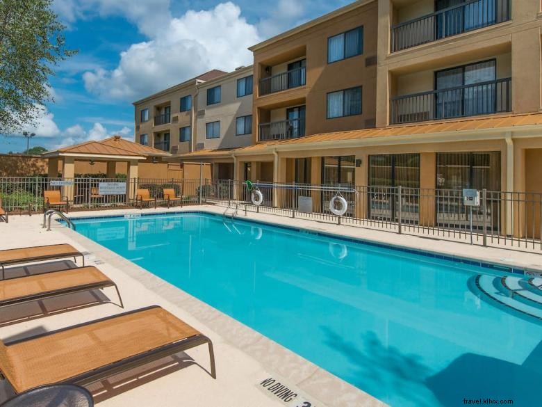 Courtyard Albany: Elegant Living Spaces & Premium Amenities