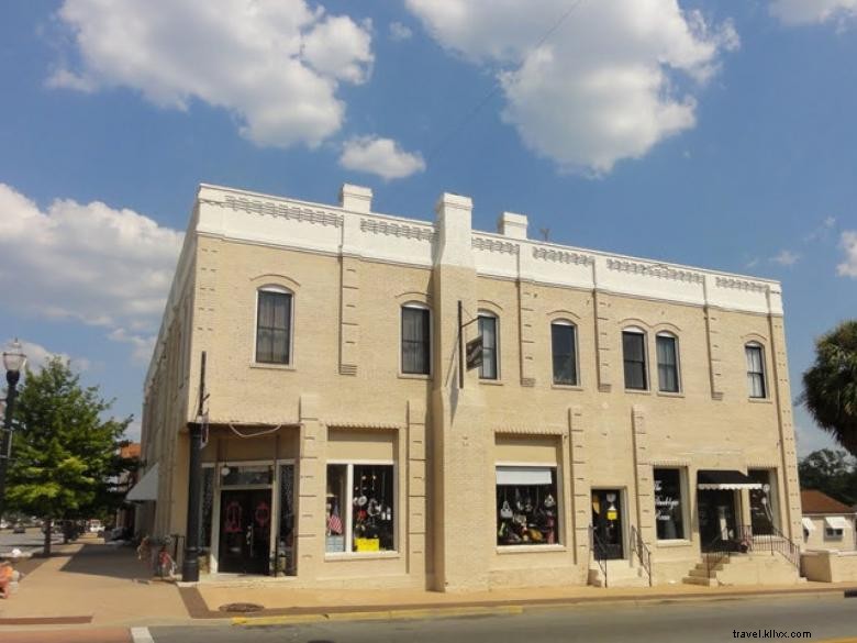 The Elberta Hotel – Historic Al Capone‑era Florida Getaway