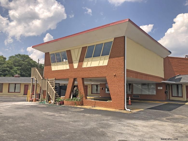 Conyers Inn: Classic Mid-Century Motel with Timeless Charm