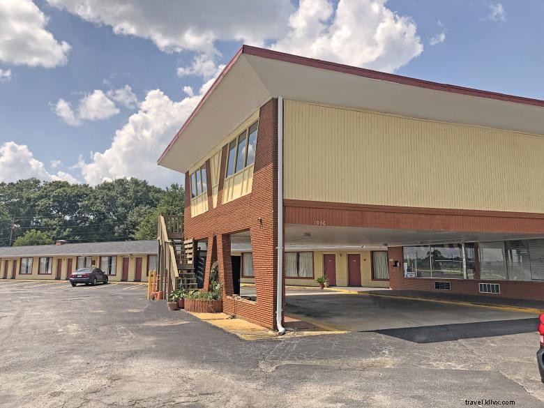 Conyers Inn: Classic Mid-Century Motel with Timeless Charm