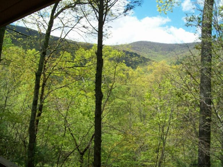 Helton Falls Lodge: Serene Mountain Retreat