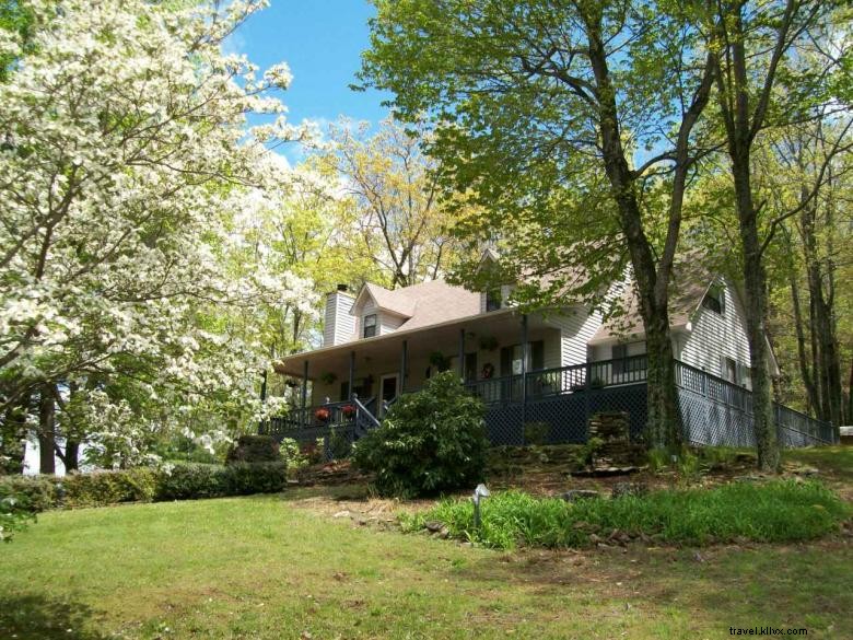 Helton Falls Lodge: Serene Mountain Retreat