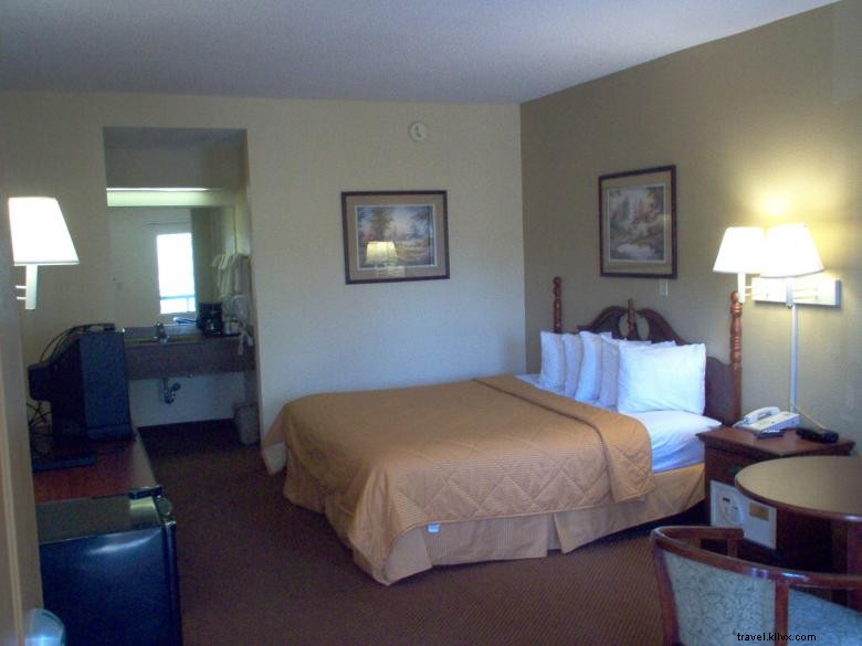 Days Inn & Suites by Wyndham – Savannah Midtown: Comfortable, Convenient & Affordable