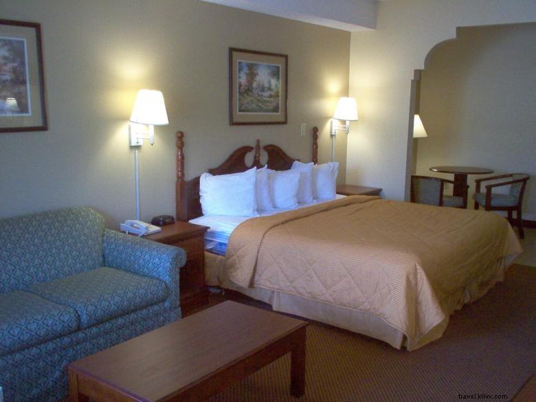 Days Inn & Suites by Wyndham – Savannah Midtown: Comfortable, Convenient & Affordable