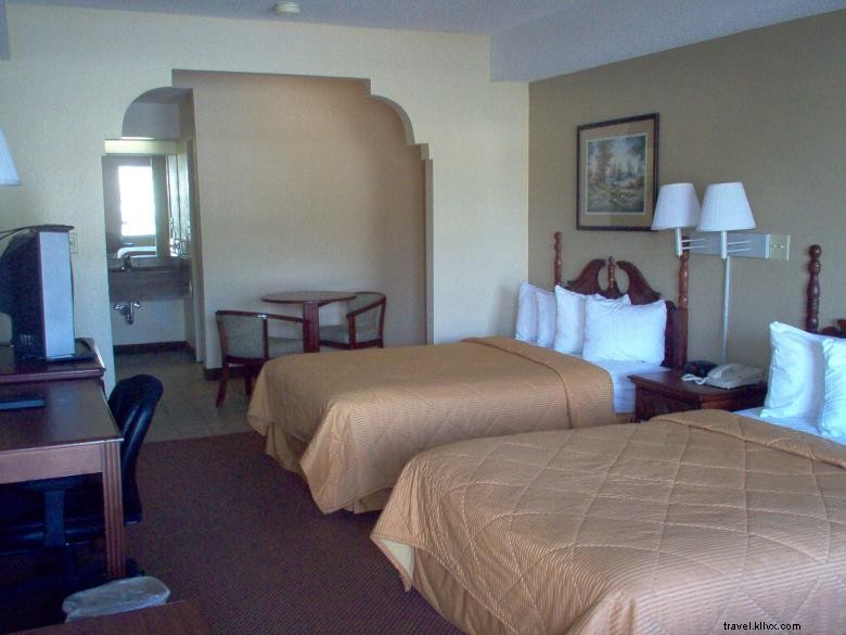 Days Inn & Suites by Wyndham – Savannah Midtown: Comfortable, Convenient & Affordable