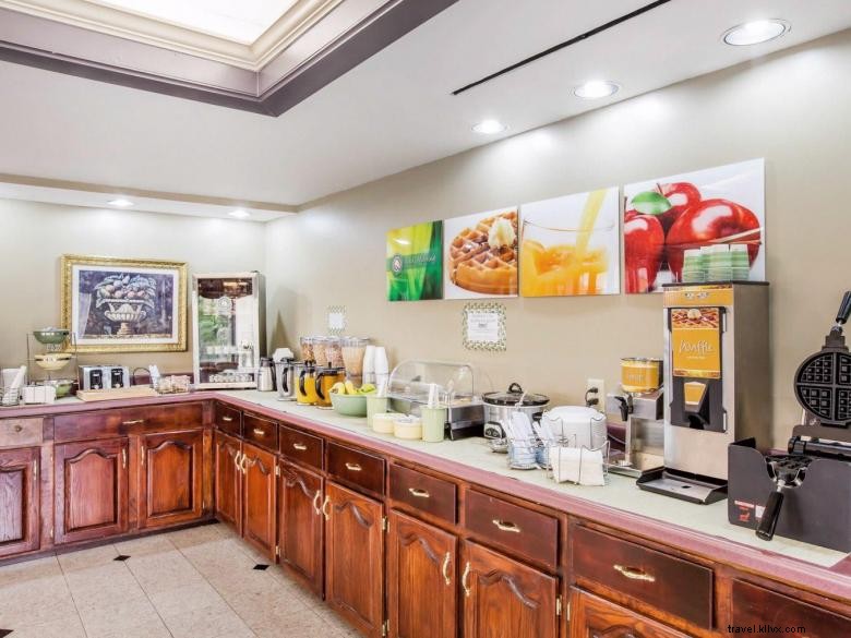 Quality Inn: Comfortable Stay Near Six Flags – Book Your Room Today