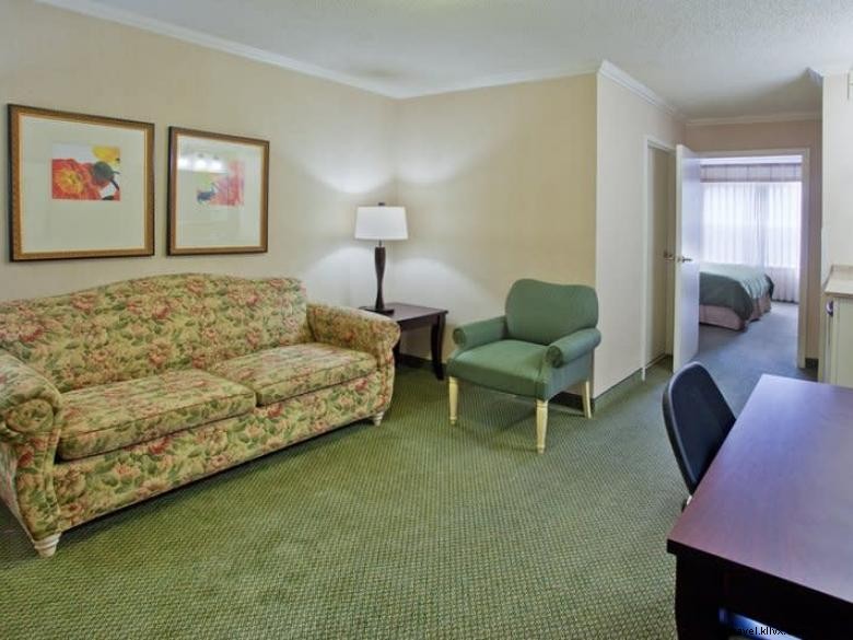 Country Inn & Suites by Radisson – Atlanta Airport North: Comfortable Stay Near the Airport