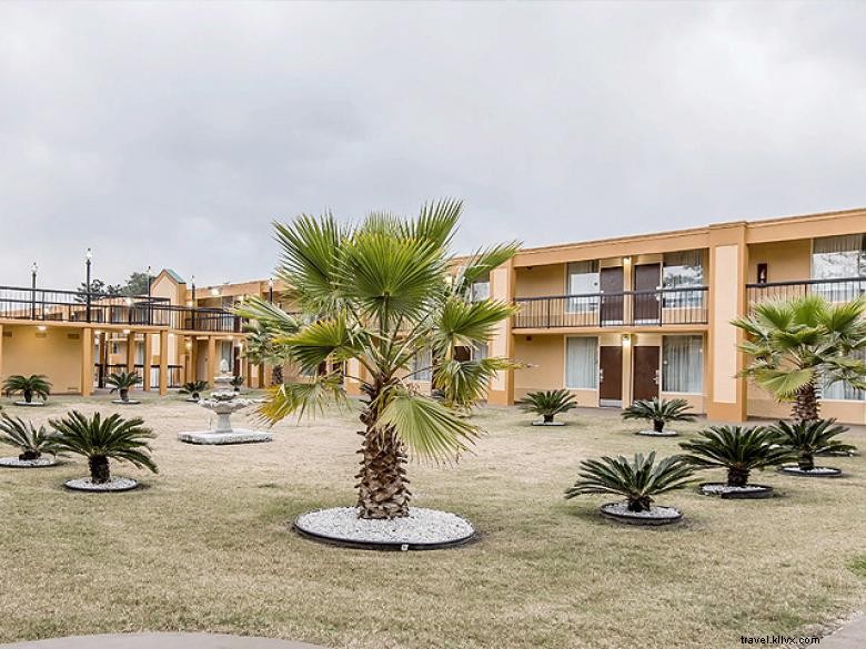 Experience Comfort and Convenience at Quality Inn Midtown Savannah