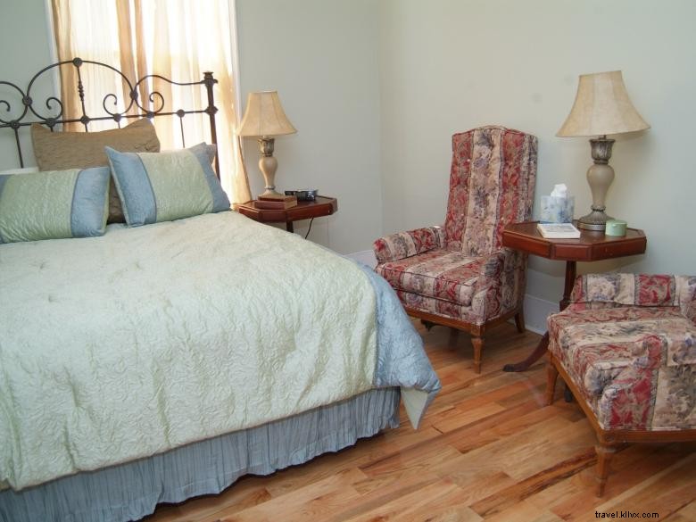 Red Oak Manor: Elegant Rooms & Homemade Delights