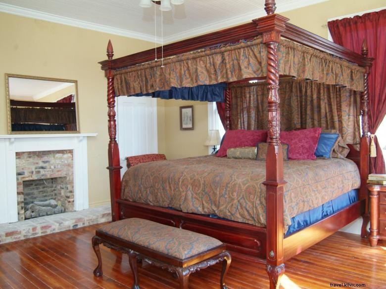 Red Oak Manor: Elegant Rooms & Homemade Delights