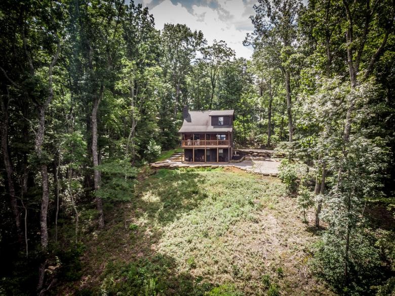 Huckleberry Cabin: Rustic Retreat in the Heart of Nature