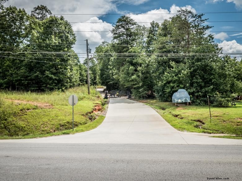 Huckleberry Cabin: Rustic Retreat in the Heart of Nature