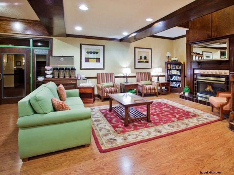 Country Inn & Suites by Radisson – Warner Robins: Comfort & Convenience