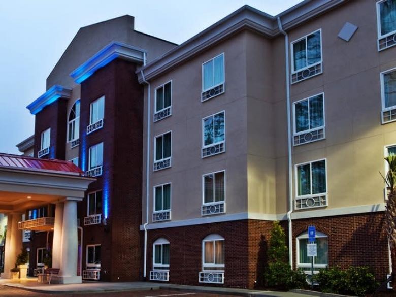 Holiday Inn Express & Suites Savannah – Midtown: Comfort & Convenience
