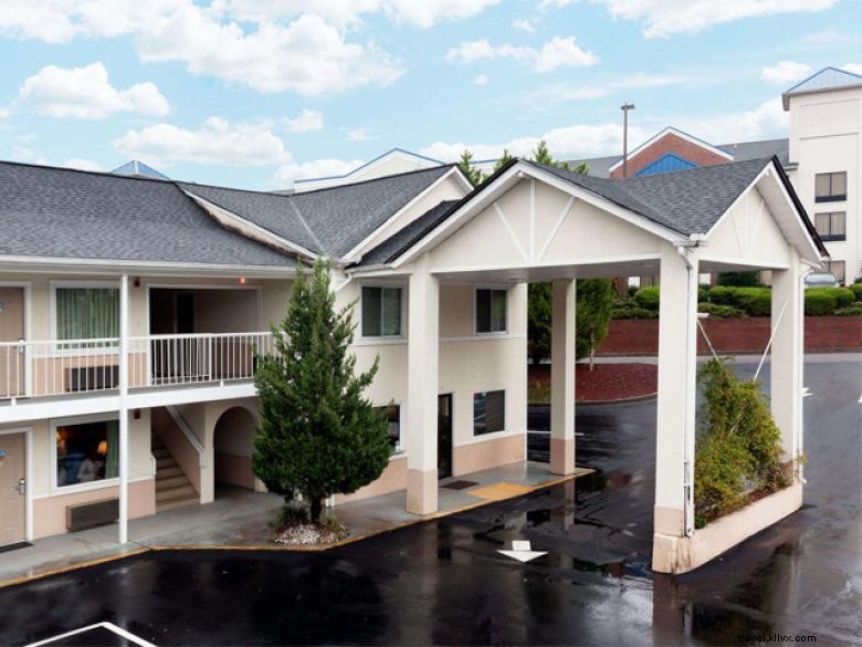 Days Inn by Wyndham Dahlonega – Comfortable Mountain View Hotel