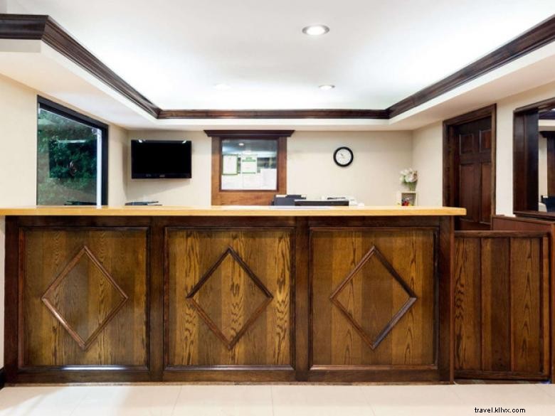 Days Inn by Wyndham Dahlonega – Comfortable Mountain View Hotel